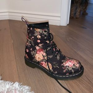 FLORAL DOC MARTENS